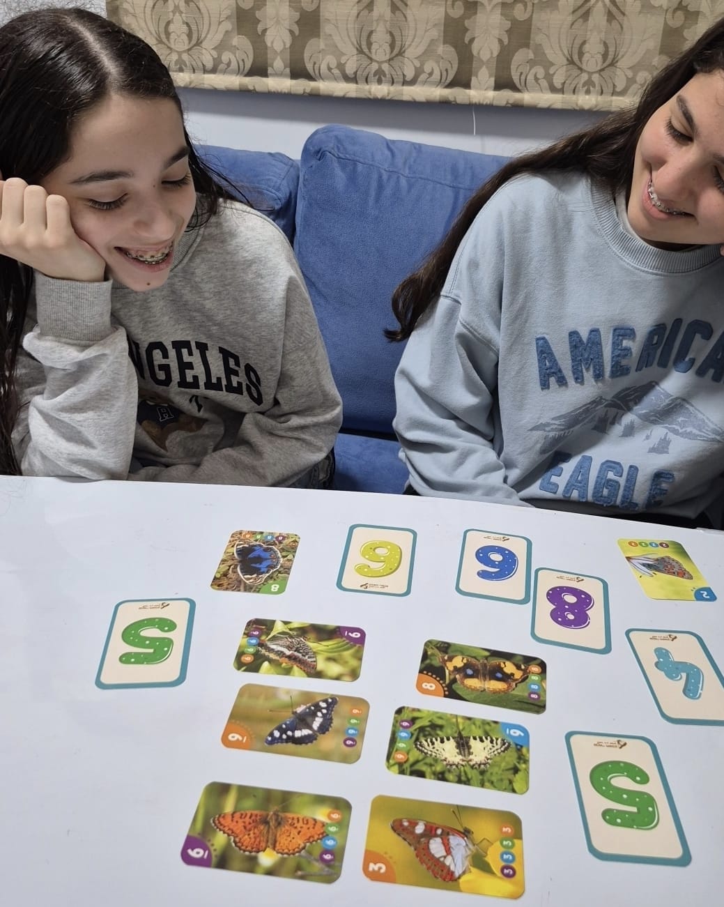 ילדים משחקים יחד במשחקי חשבון חווייתיים ומפתחים חשיבה מתמטית